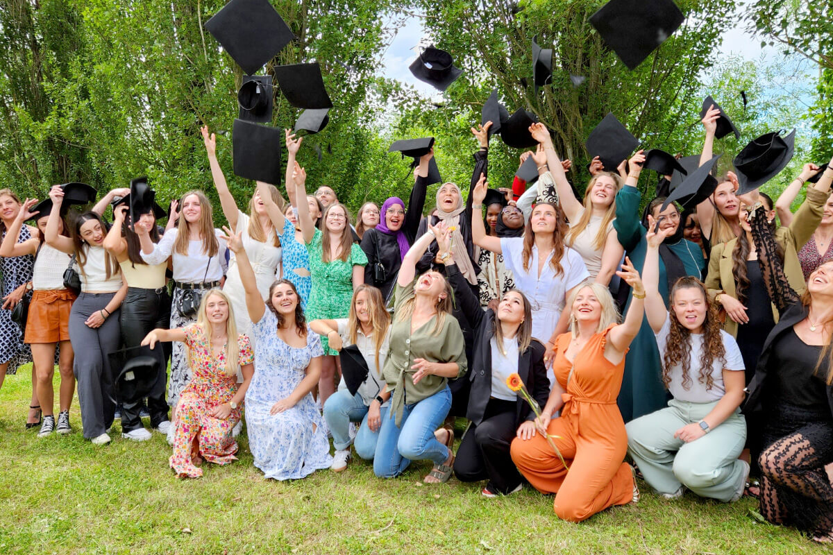 Etudiants diplômés de l'institut de formation des professionnels de santé à Montargis