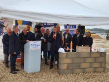 M.J-L . DAVIGO, directeur du CHAM fait un discours d'inauguration de la pose de la première pierre, accompagné des élus locaux et de M. BONNEAU, président de la Région Centre-Val de Loire